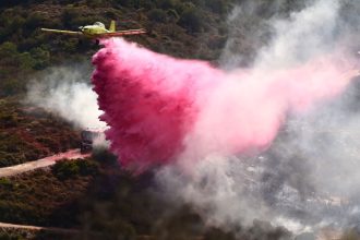 Φωτιά στην Εύβοια: Μάχη με τις διάσπαρτες εστίες - Στο νοσοκομείο με εγκαύματα ακόμη ένας πυροσβέστης (ΦΩΤΟ)