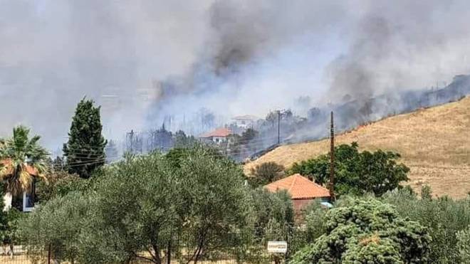 Φωτιά κοντά σε σπίτια στο Τρίλοφο Θεσσαλονίκης - Εστάλη 112