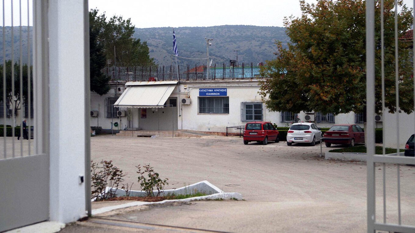 «Ένα μύριο καθαρό στην τσέπη, δεν θα μας πιάσουν, κρύψτα κάπου»: Οι διάλογοι που έκαψαν το κύκλωμα στις φυλακές Ιωαννίνων