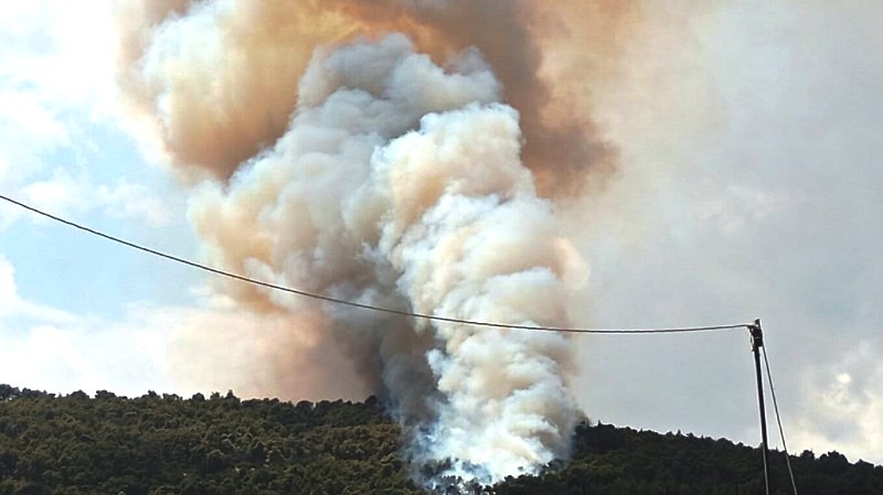 Συναγερμός για πυρκαγιά στα Γλυκά Νερά κοντά στον οικισμό - Σηκώθηκαν εναέρια μέσα, μήνυμα από το 112
