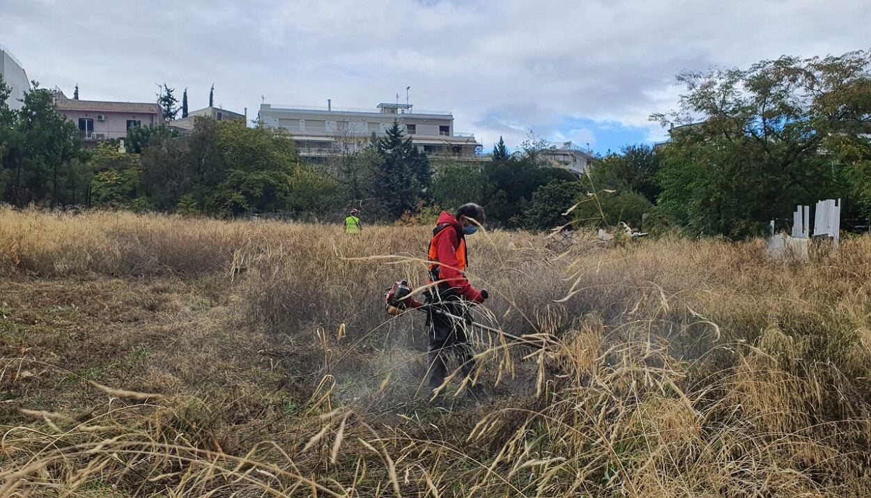 Ακαθάριστα οικόπεδα: Τέλος χρόνου - Όποιος πρόλαβε… τα «καθάρισε» - Εκπνέει σήμερα η διορία