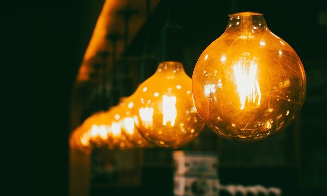 Ηλεκτρικό ρεύμα: «Κλειδώνει» το ύψος επιδότησης - Τι θα γίνει με τα πράσινα και τα κίτρινα τιμολόγια