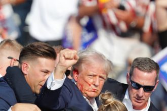 Πυροβόλησαν τον Ντόναλντ Τραμπ σε προεκλογική συγκέντρωση - Είναι καλά στην υγεία του λένε εκπρόσωποί του - ΒΙΝΤΕΟ