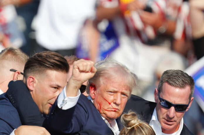 Πυροβόλησαν τον Ντόναλντ Τραμπ σε προεκλογική συγκέντρωση - Είναι καλά στην υγεία του λένε εκπρόσωποί του - ΒΙΝΤΕΟ