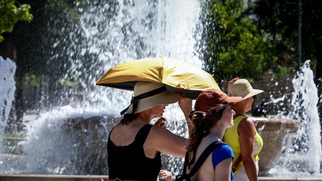 Καύσωνας: Νέο έκτακτο δελτίο της ΕΜΥ – «Ανάσα» από τις αρχές της επόμενης εβδομάδας
