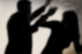 Θεσσαλονίκη: Γυναίκα μαχαίρωσε και δάγκωσε τον σύντροφό της μέσα σε διαμέρισμα Airbnb