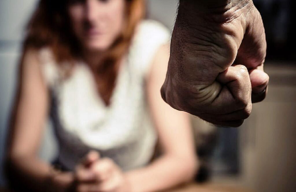 Σοκαριστικό περιστατικό με θύμα 27χρονη: Τη γρονθοκόπησε ο εν διαστάσει σύζυγός της - Είχε ανεβάσει «ροζ» βίντεό της στο διαδίκτυο