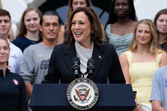 Η Κάμαλα Χάρις έπλεξε το εγκώμιο του Τζο Μπάιντεν στην πρώτη της ομιλία - Δεν είπε τίποτα για την προεδρική κούρσα