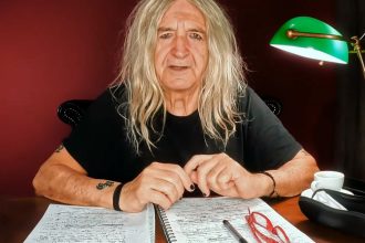 Νίκος Καρβέλας: «Ο βασικός εχθρός είναι ο Θεός» – «Η Εκκλησία αποβλακώνει»