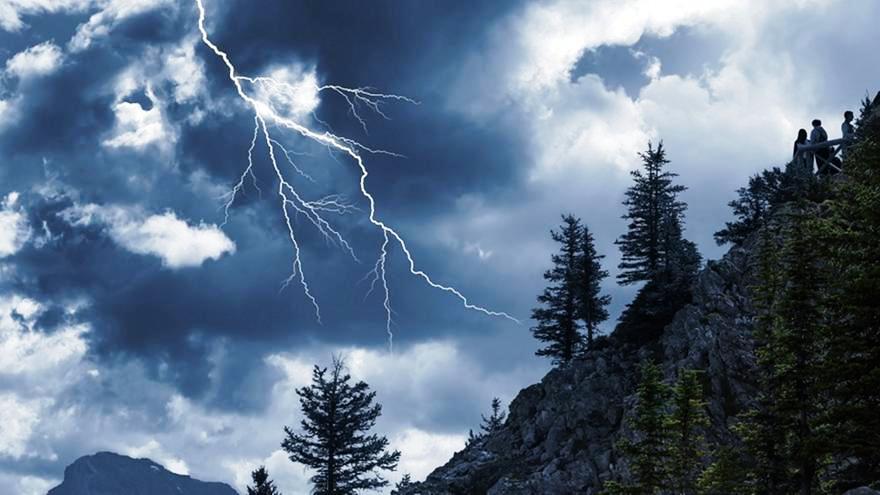 Πάνω από 12.000 κεραυνοί σε όλη τη χώρα - Καταιγίδες μαζί με πυρκαγιές στην Αττική