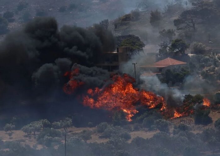 Οι φωτιές σε Πάρνηθα και Σταμάτα έκαψαν πάνω από 2.000 στρέμματα – Καταστράφηκαν σπίτια και αυτοκίνητα στην Κερατέα