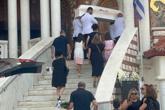 Χαλκιδική: Σπαραγμός στην κηδεία της 13χρονης που σκοτώθηκε από κεραυνό (ΦΩΤΟ - ΒΙΝΤΕΟ)