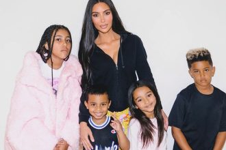 Η Kim Kardashian αποκάλυψε πως ένας από τους γιους της έχει λεύκη