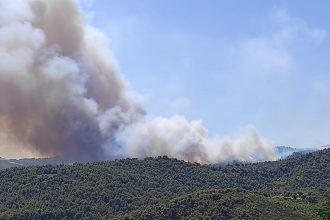 Μαίνεται η φωτιά στην Κορινθία - Επιχειρούν πάνω από 100 πυροσβέστες, 11 αεροσκάφη και 5 ελικόπτερα (ΒΙΝΤΕΟ)