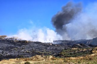 Φωτιές: Δύσκολη η κατάσταση στη Χίο, φούντωσε το μέτωπο στην Κω - Τραυματίστηκαν πυροσβέστες (ΒΙΝΤΕΟ)