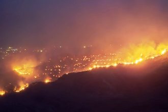 Φωτιές: Εκκενώνονται σπίτια και ξενοδοχεία στην Καρδάμαινα της Κω, δύσκολη νύχτα και στη Χίο (ΒΙΝΤΕΟ)