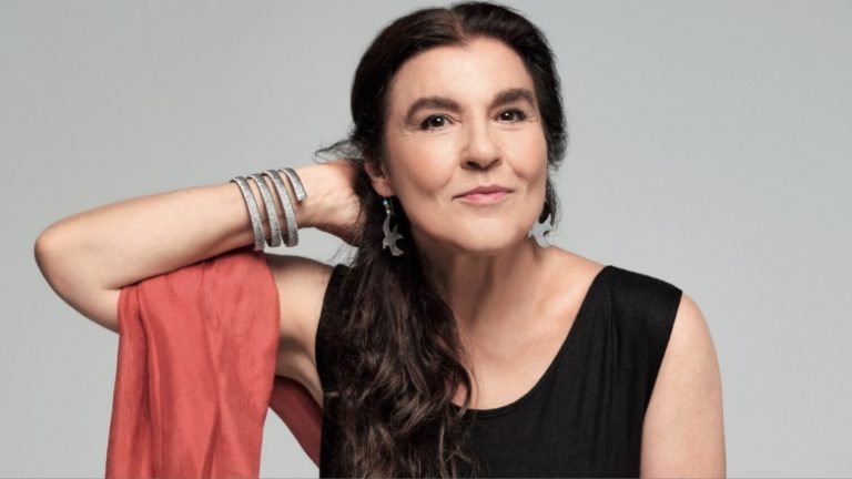 Η Λυδία Κονιόρδου αποκαλύπτει: «Επί 50 χρόνια δεν έχω κάνει αυτό που λέμε διακοπές, μπάνια»