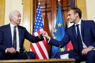 Μακρόν: Εκτιμώ το θάρρος και το αίσθημα καθήκοντος του Μπάιντεν