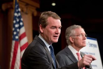 ΗΠΑ: Ο γερουσιαστής Μπένετ κρίνει πως ο Μπάιντεν δεν μπορεί να νικήσει τον Τραμπ