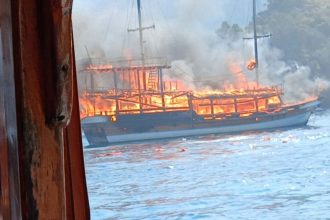 Bυθίστηκε στη Μαρμαρίδα τουριστικό σκάφος με 110 επιβάτες που έπιασε φωτιά - Επτά τραυματίες - Τρομακτικές εικόνες!