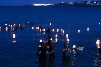 Μάτι: Συγκίνηση στη μαύρη επέτειο, η συγκλονιστική στιγμή με τα 104 φαναράκια στην Αργυρά Ακτή! (ΦΩΤΟ)