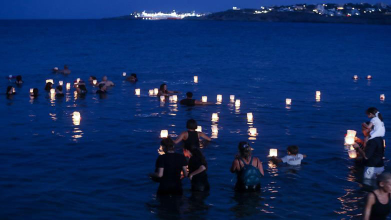 Μάτι: Συγκίνηση στη μαύρη επέτειο, η συγκλονιστική στιγμή με τα 104 φαναράκια στην Αργυρά Ακτή! (ΦΩΤΟ)