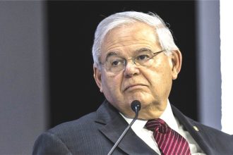 Ένοχος κρίθηκε ο Μενέντεζ στη δίκη για την υπόθεση δωροδοκίας