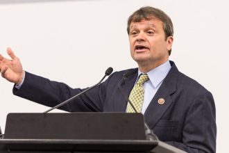 Τέταρτος Δημοκρατικός βουλευτής καλεί τον Μπάιντεν να αποσύρει την υποψηφιότητά του