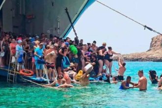 Μπάλος: Τοποθετείται η πλωτή εξέδρα μετά τον σάλο από τις εικόνες με τους τουρίστες να αποβιβάζονται από τα σκάφη με το νερό μέχρι το λαιμό