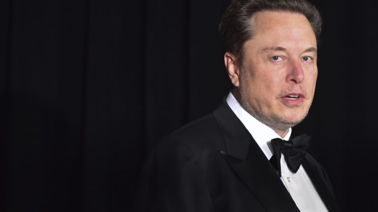Ο Ίλον Μασκ δωρίζει μεγάλο ποσό σε οργάνωση που εργάζεται για την εκλογή του Τραμπ
