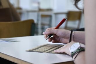 Πανελλαδικές εξετάσεις - Αριστούχος με 19.640 μόρια «αποκαλύπτει» το μυστικό της επιτυχίας: Δεν είναι μόνο το διάβασμα, θέλει ισορροπία