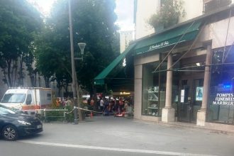 Παρίσι: Αυτοκίνητο παρέσυρε θαμώνες καφετέριας - Ένας νεκρός και τρεις σοβαρά τραυματίες