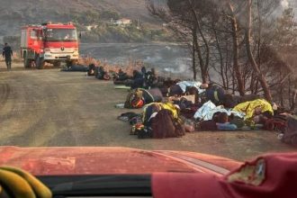 Εξαντλημένοι πυροσβέστες ξαπλωμένοι στο χώμα για να ξεκουραστούν από τη φωτιά στην Κερατέα - Η φωτογραφία που έχει γίνει viral