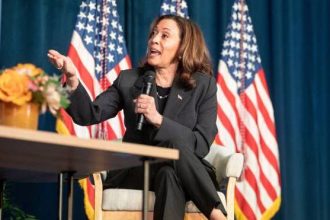 Η Κάμαλα Χάρις εξασφάλισε τους εκλέκτορες για το χρίσμα των Δημοκρατικών: «Θα νικήσω τον απατεώνα Τραμπ»