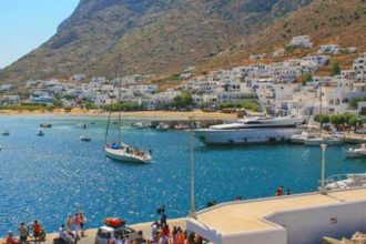 Κάβος πλοίου έσπασε και χτύπησε δύο άτομα που επέβαιναν σε μηχανή