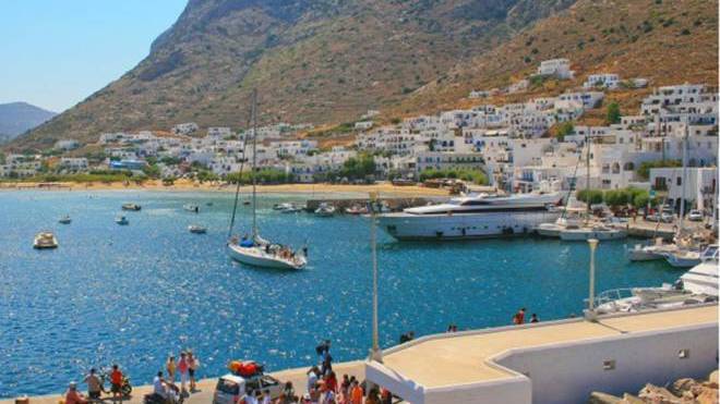 Κάβος πλοίου έσπασε και χτύπησε δύο άτομα που επέβαιναν σε μηχανή