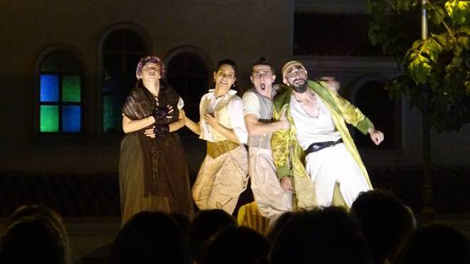 Ο Εξηνταβελόνης από το Άρμα Θέσπιδος του ΔΗ.ΠΕ.ΘΕ. Πάτρας στη κοινότητα Αιγών