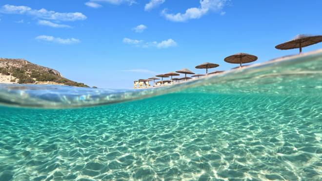 Χαμός σε παραλία : Ζήτησε τον λόγο από 55χρονο που φέρεται να παρενόχλησε την γυναίκα του και εκείνος τον γρονθοκόπησε