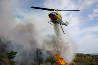 Φωτιά στην Κορινθία – Επιχειρούν και δύο ελικόπτερα