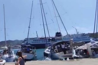 Σκόπελος: Ζημιές σε ιστιοφόρα από το πλοίο της γραμμής - Σκηνές πανικού από τον έντονο κυματισμό ΒΙΝΤΕΟ