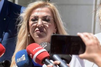 Δίκη για δολοφονία Καραϊβάζ: «Δεν υπάρχει δικαίωση στον θάνατο, ο Γιώργος δεν γυρίζει πίσω» λέει η σύζυγός του