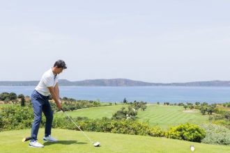 Σάκης Ρουβάς: Παίζει γκολφ στην Πύλο