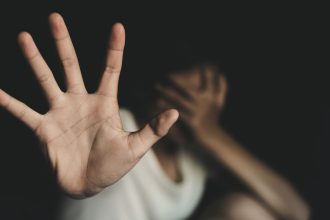 «Ψάχνει αφορμές να μου καταστρέψει την ζωή» - Συγκλονίζει η 27χρονη που δέχθηκε νέα επίθεση από τον εν διαστάσει σύζυγό της