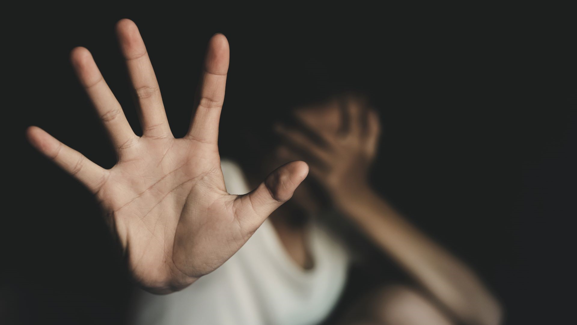 «Ψάχνει αφορμές να μου καταστρέψει την ζωή» - Συγκλονίζει η 27χρονη που δέχθηκε νέα επίθεση από τον εν διαστάσει σύζυγό της