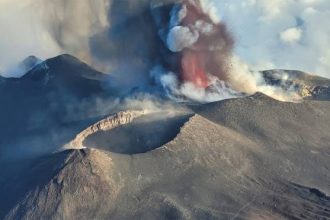 Σικελία: Συναγερμός μετά τις εκρήξεις των ηφαιστείων της Αίτνας και του Στρόμπολι