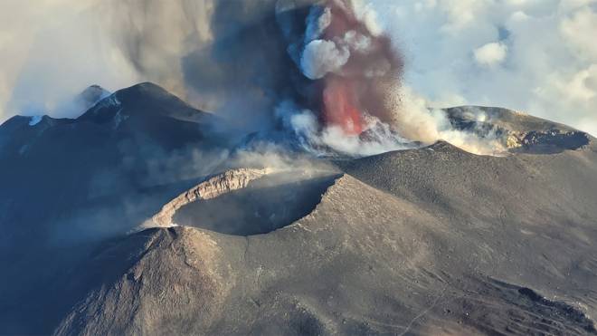 Σικελία: Συναγερμός μετά τις εκρήξεις των ηφαιστείων της Αίτνας και του Στρόμπολι