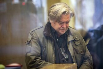 Στη φυλακή οδηγήθηκε ο σύμμαχος του Τραμπ, Στιβ Μπάνον για περιφρόνηση του Κογκρέσου