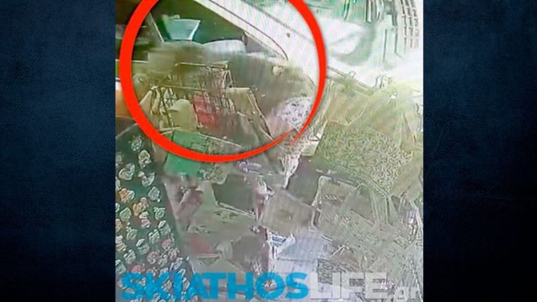 Ασθενοφόρο παρέσυρε γυναίκες που ψώνιζαν σε πεζόδρομο ΒΙΝΤΕΟ