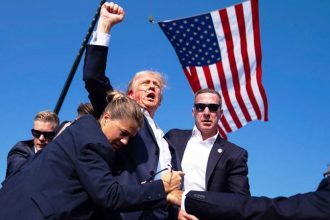 Τραμπ κατά FBI: «Συνωμοσιολογικές μπούρδες για διανοητικά καθυστερημένους» ότι τον χτύπησε θραύσμα και όχι σφαίρα, λένε στο επιτελείο του