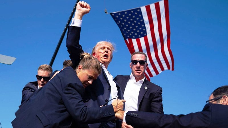 Τραμπ κατά FBI: «Συνωμοσιολογικές μπούρδες για διανοητικά καθυστερημένους» ότι τον χτύπησε θραύσμα και όχι σφαίρα, λένε στο επιτελείο του